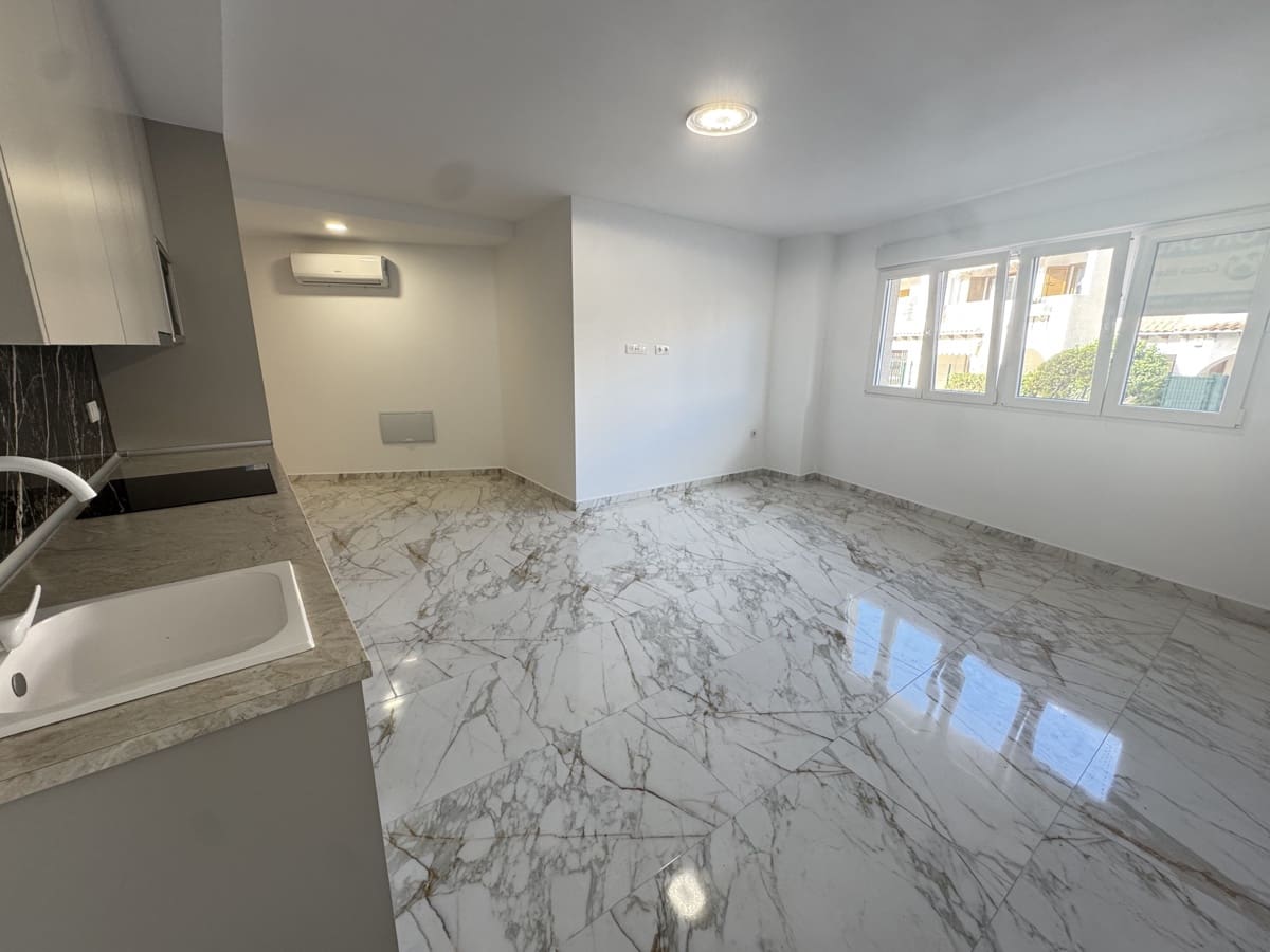 Leilighet til salgs i Torrevieja med svømmebasseng - € 150 000 (Ref: 8947685)