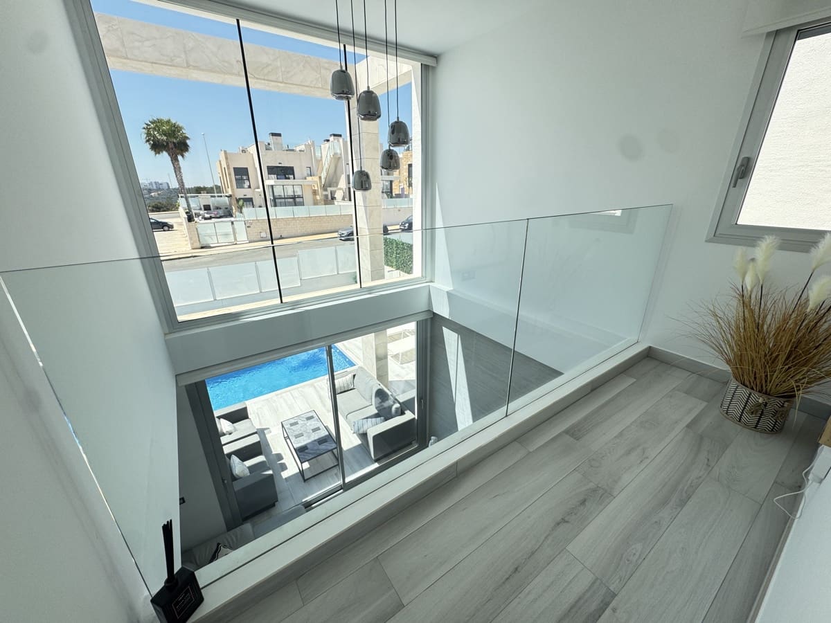 4 slaapkamer Villa te koop in Orihuela Costa met zwembad garage - € 635.000 (Ref: 8962627)