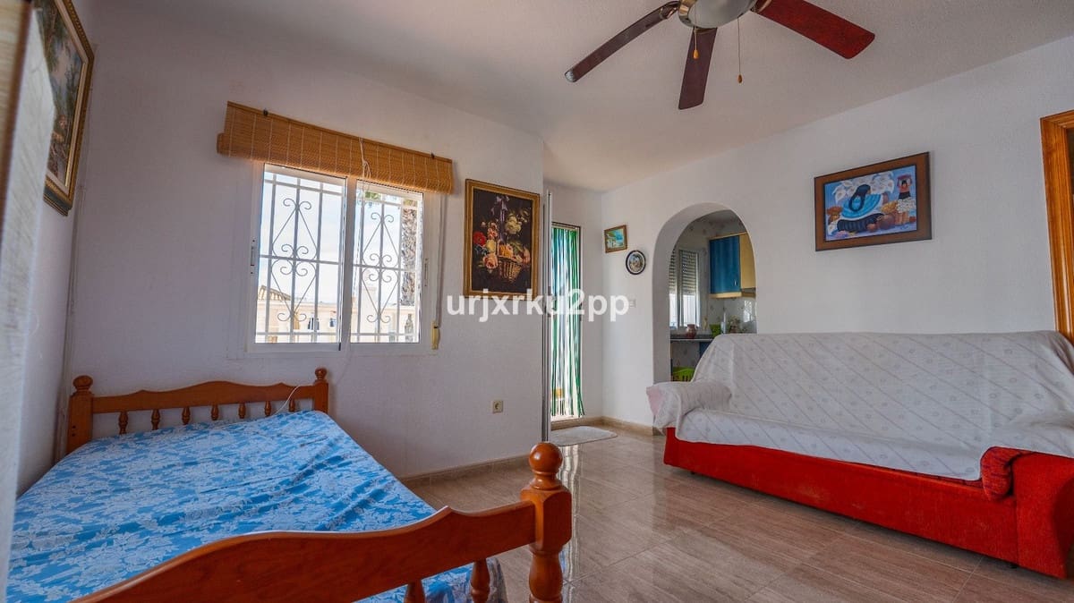 3 soveværelse Byhus til salg i Torrevieja med swimmingpool garage - € 168.000 (Ref: 8980401)