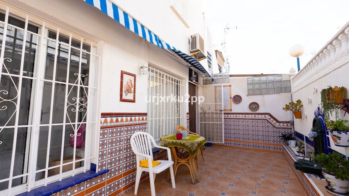 3 soveværelse Byhus til salg i Torrevieja med swimmingpool garage - € 168.000 (Ref: 8980401)