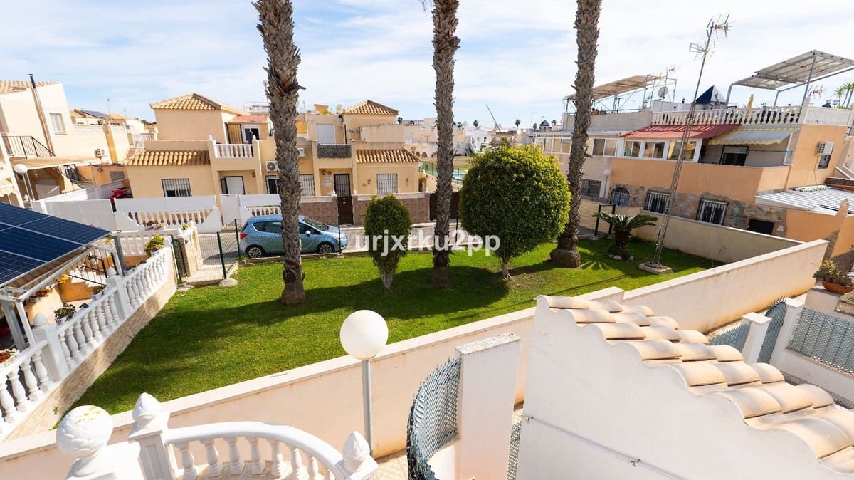 3 soveværelse Byhus til salg i Torrevieja med swimmingpool garage - € 168.000 (Ref: 8980401)