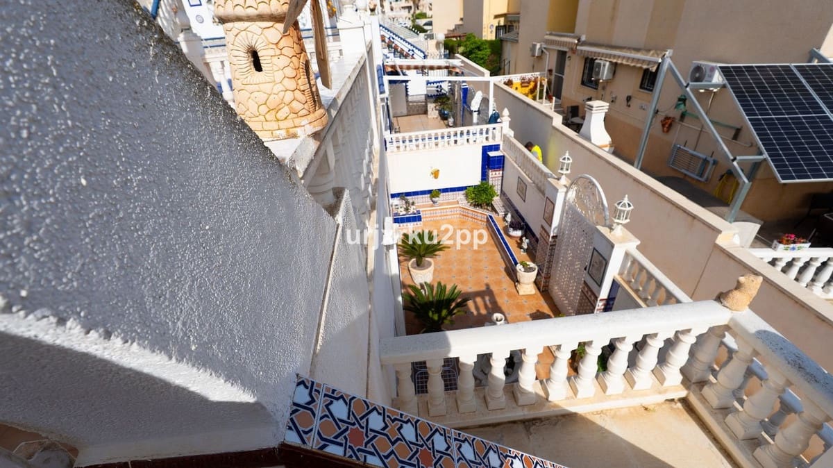 3 soveværelse Byhus til salg i Torrevieja med swimmingpool garage - € 168.000 (Ref: 8980401)