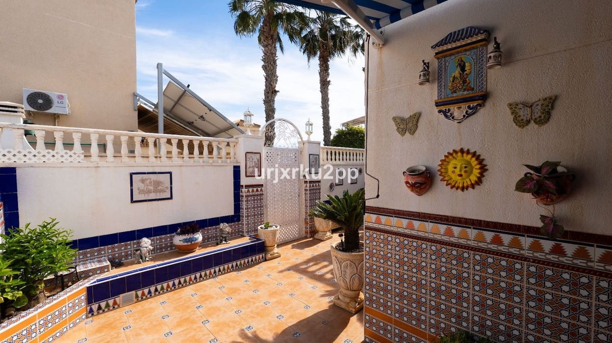 3 soveværelse Byhus til salg i Torrevieja med swimmingpool garage - € 168.000 (Ref: 8980401)