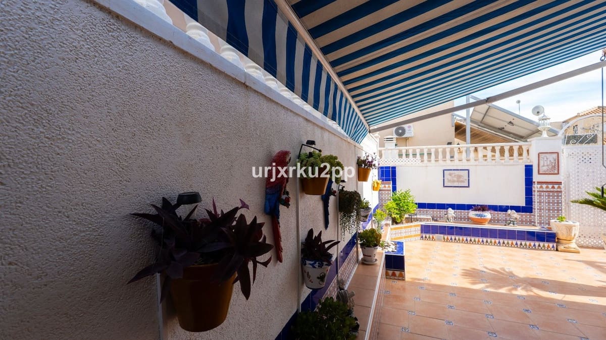 3 soveværelse Byhus til salg i Torrevieja med swimmingpool garage - € 168.000 (Ref: 8980401)