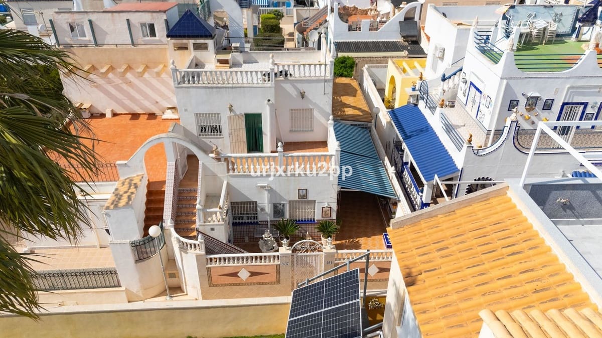 3 soveværelse Byhus til salg i Torrevieja med swimmingpool garage - € 168.000 (Ref: 8980401)