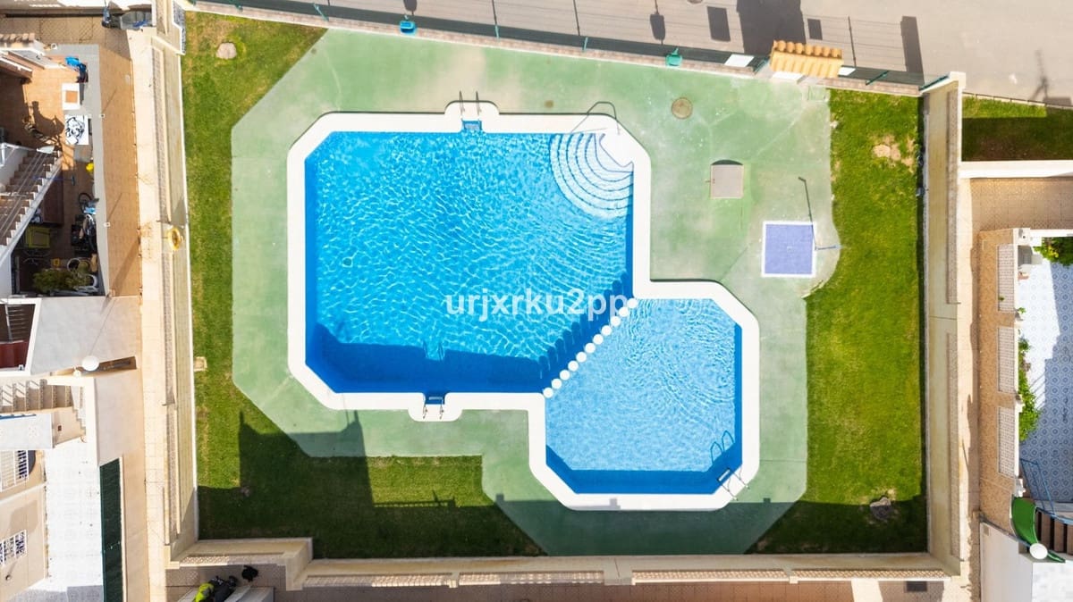 3 soveværelse Byhus til salg i Torrevieja med swimmingpool garage - € 168.000 (Ref: 8980401)