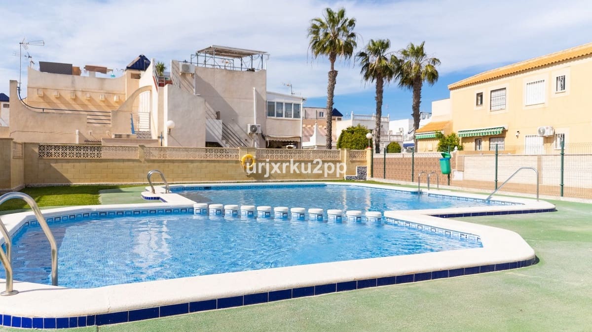 3 soveværelse Byhus til salg i Torrevieja med swimmingpool garage - € 168.000 (Ref: 8980401)
