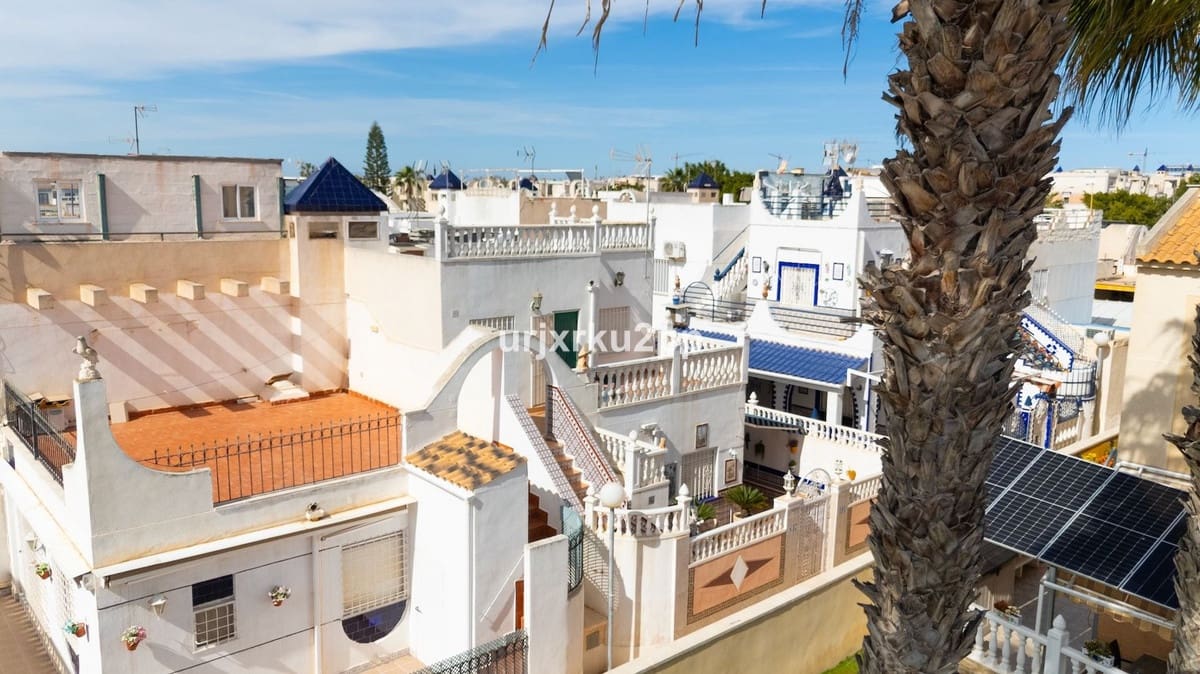 3 soveværelse Byhus til salg i Torrevieja med swimmingpool garage - € 168.000 (Ref: 8980401)