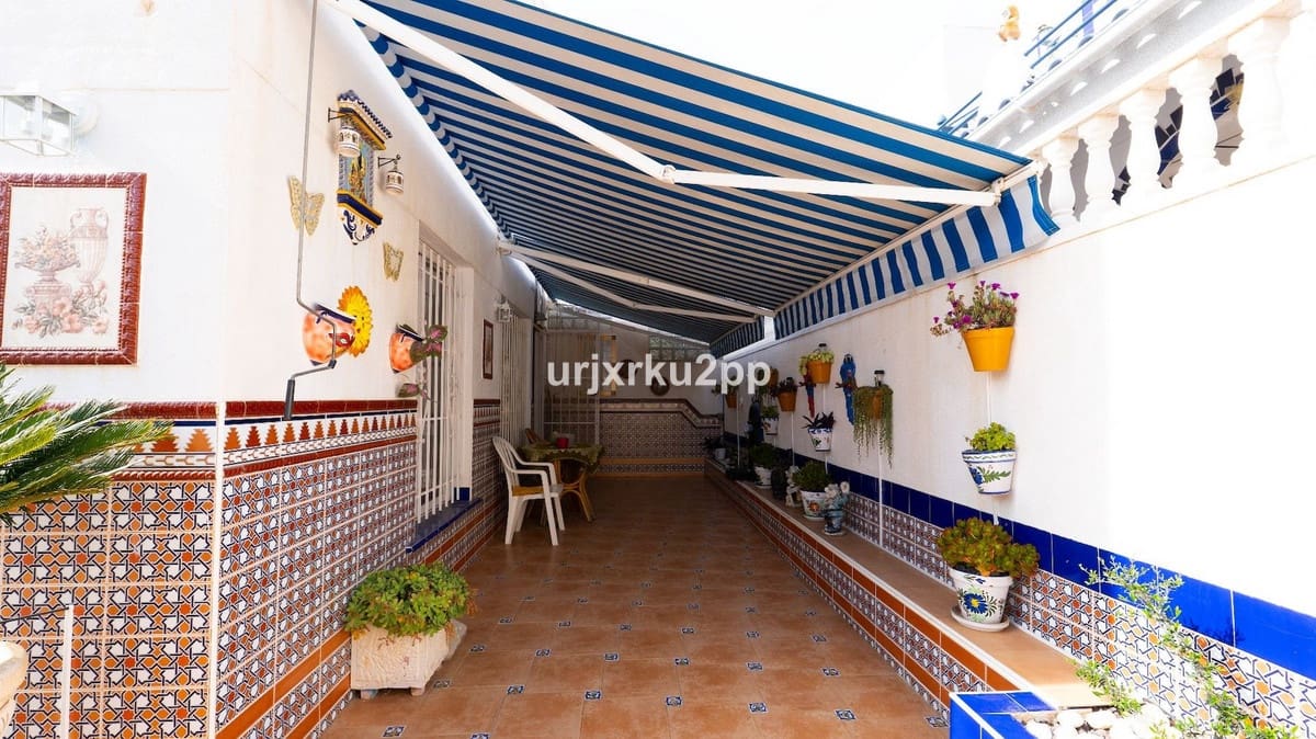 3 soveværelse Byhus til salg i Torrevieja med swimmingpool garage - € 168.000 (Ref: 8980401)