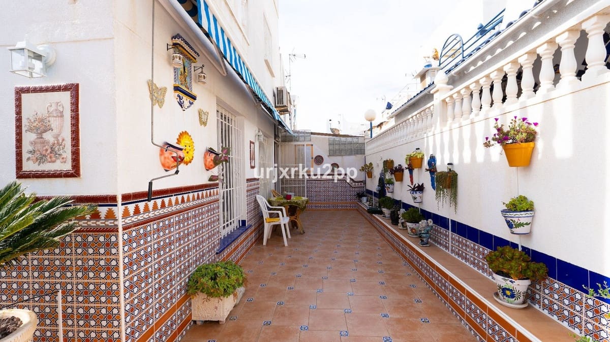 3 soveværelse Byhus til salg i Torrevieja med swimmingpool garage - € 168.000 (Ref: 8980401)