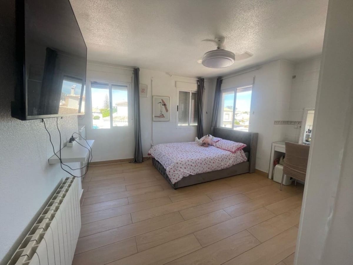 5 quarto Moradia para venda em Playa Flamenca com piscina - 379 000 € (Ref: 8980439)