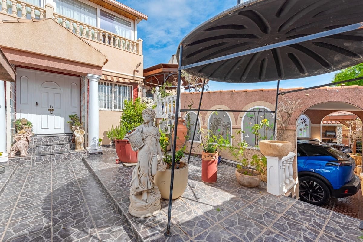 4 soveværelse Villa til salg i Ciudad Quesada med swimmingpool garage - € 419.000 (Ref: 8980445)