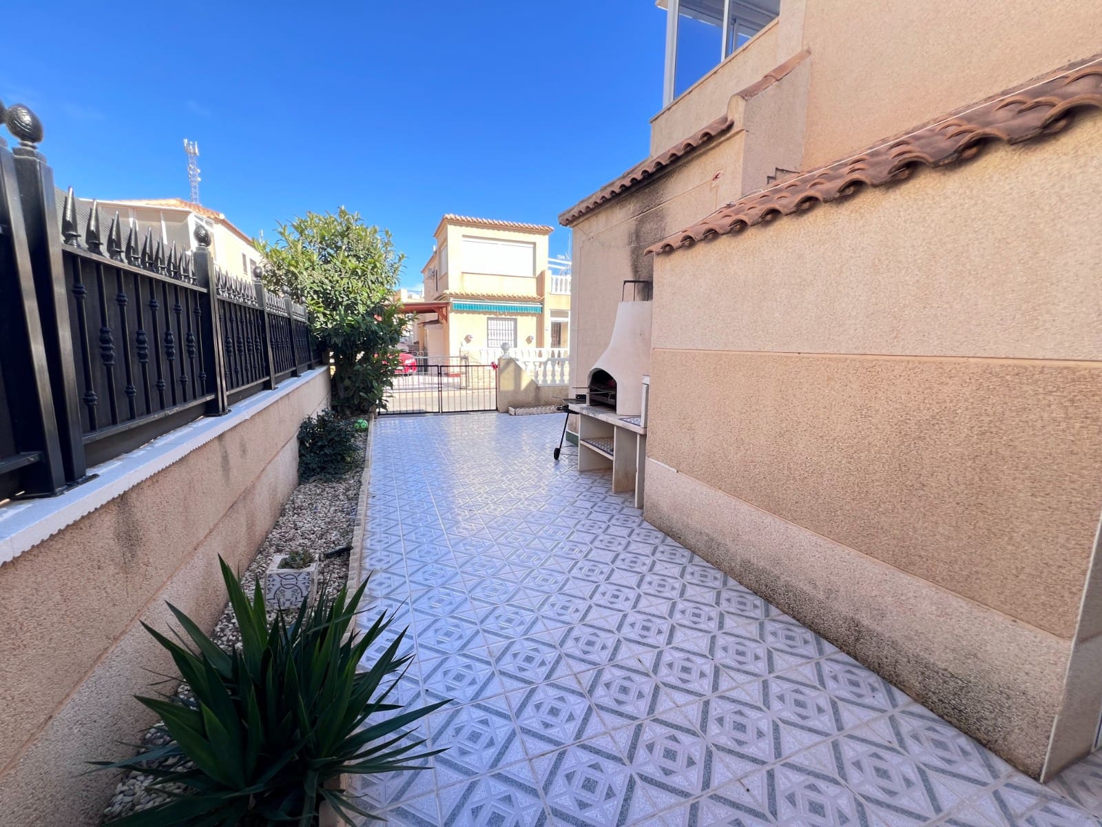 3 sypialnia Dom na sprzedaż w La Siesta z basenem garażem - 159 990 € (Ref: 9063746)