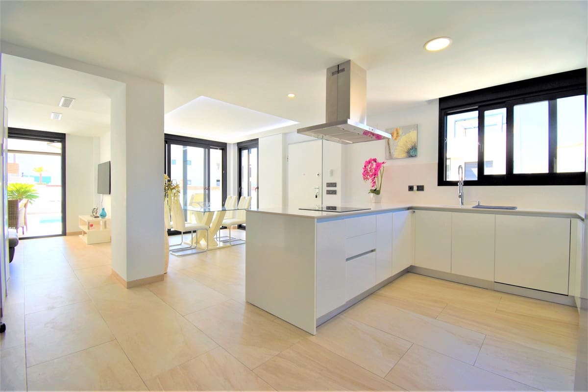 3 soveværelse Villa til salg i Villamartin med swimmingpool - € 475.000 (Ref: 9068488)