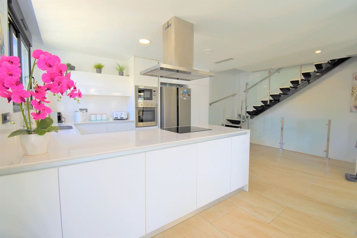 3 soveværelse Villa til salg i Villamartin med swimmingpool - € 475.000 (Ref: 9068488)