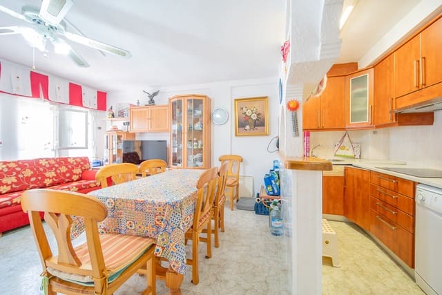 4 makuuhuone Omakotitalo myytävänä paikassa Los Europeos, Torrevieja mukana uima-altaan 
autotalli - 215 000 € (Ref: 9074254)