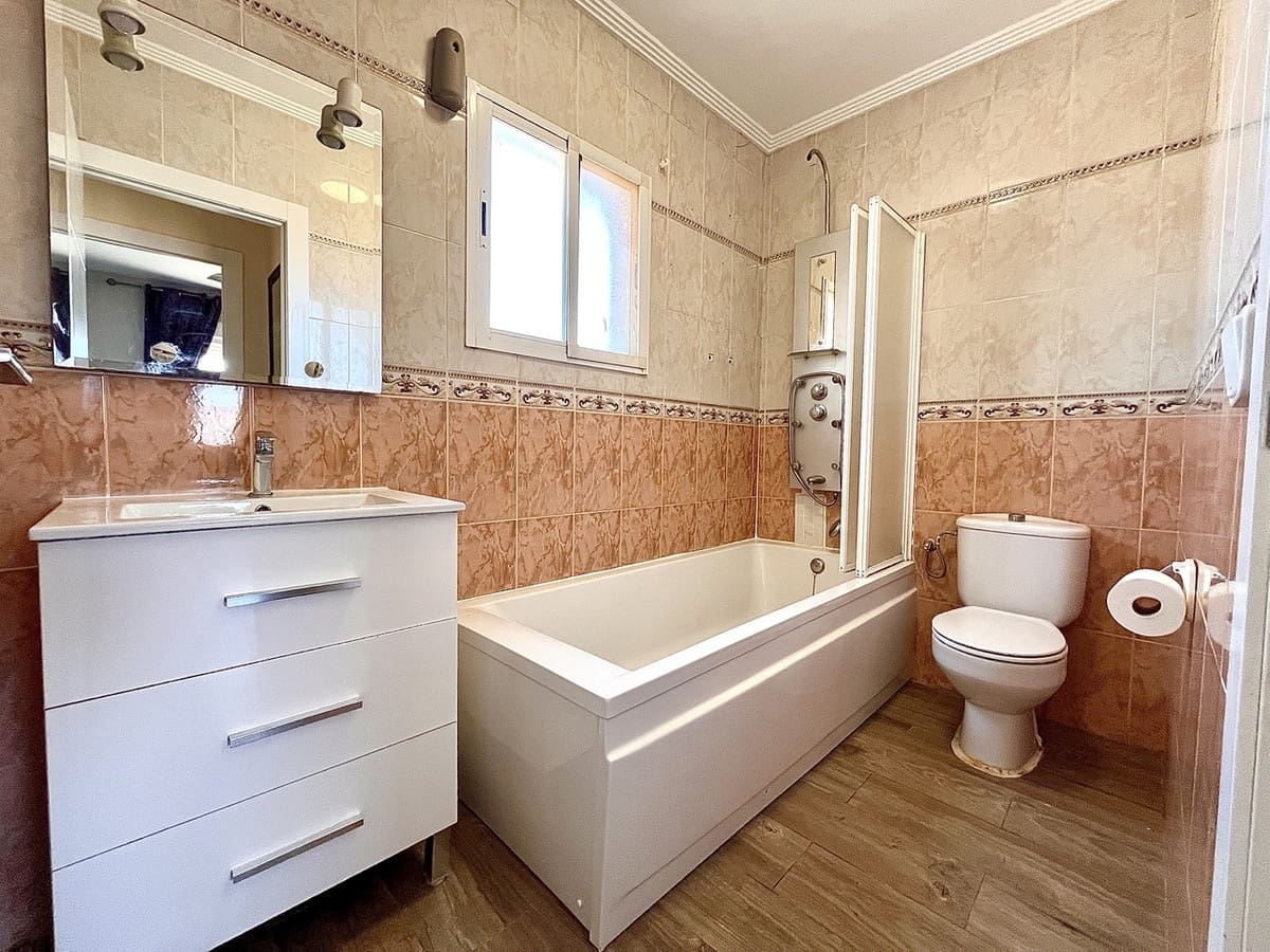 4 bedroom Villa for sale in San Miguel de Salinas with pool - € 249,999 (Ref: 9116600)