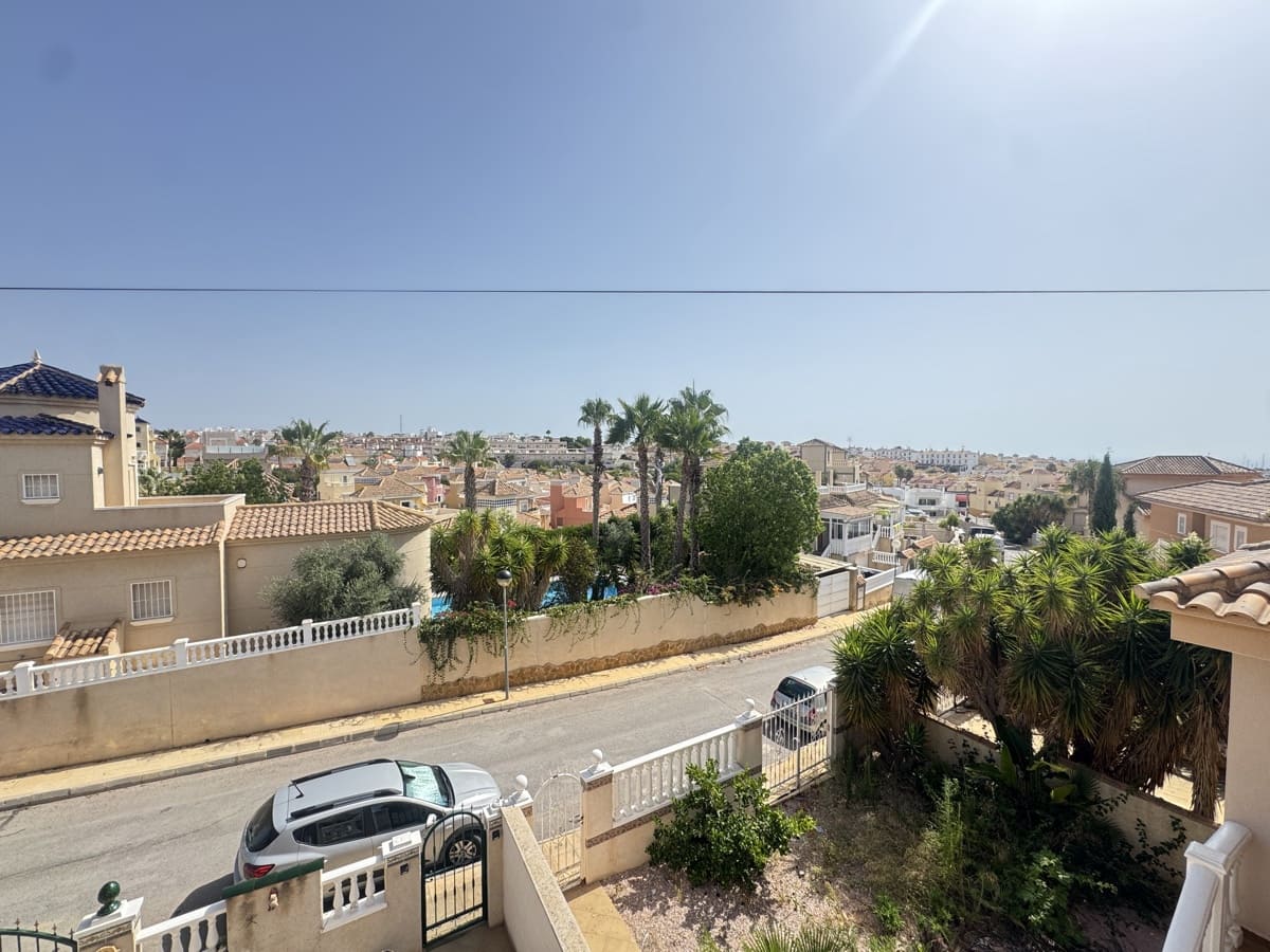 Chalet de 4 habitaciones en Villamartin en venta con garaje - 299.000 € (Ref: 9171114)