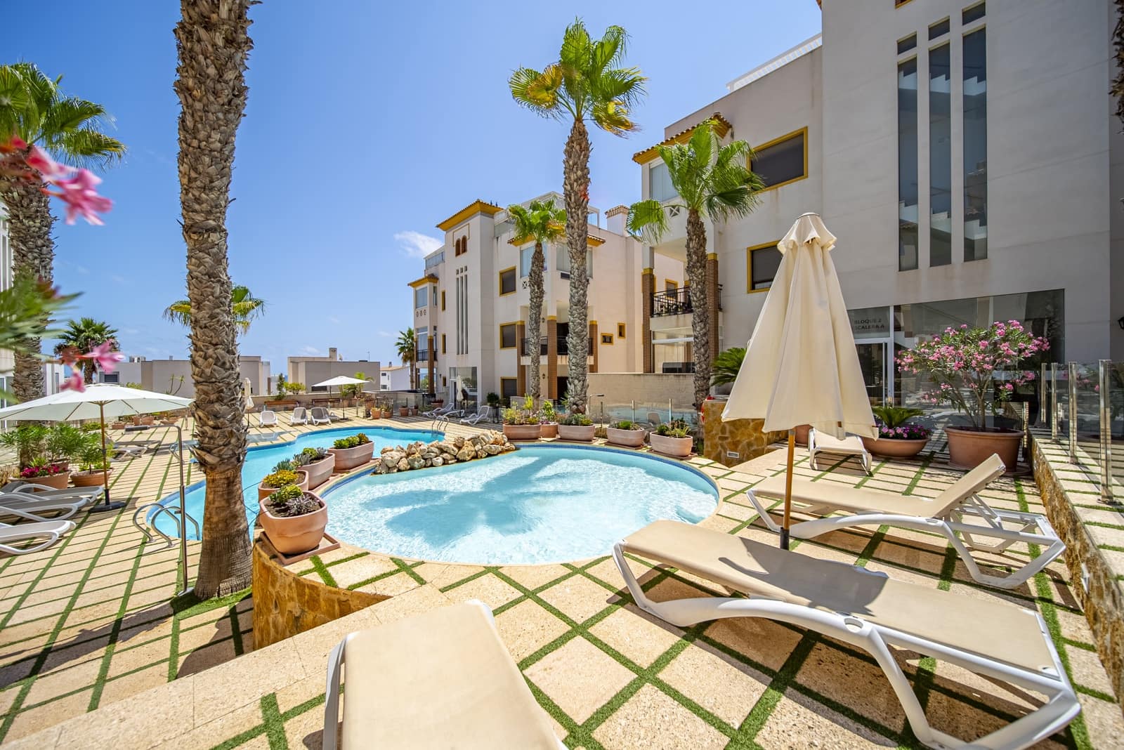 2 bedroom Apartment for sale in Guardamar del Segura with pool garage - € 260,000 (Ref: 9172375)