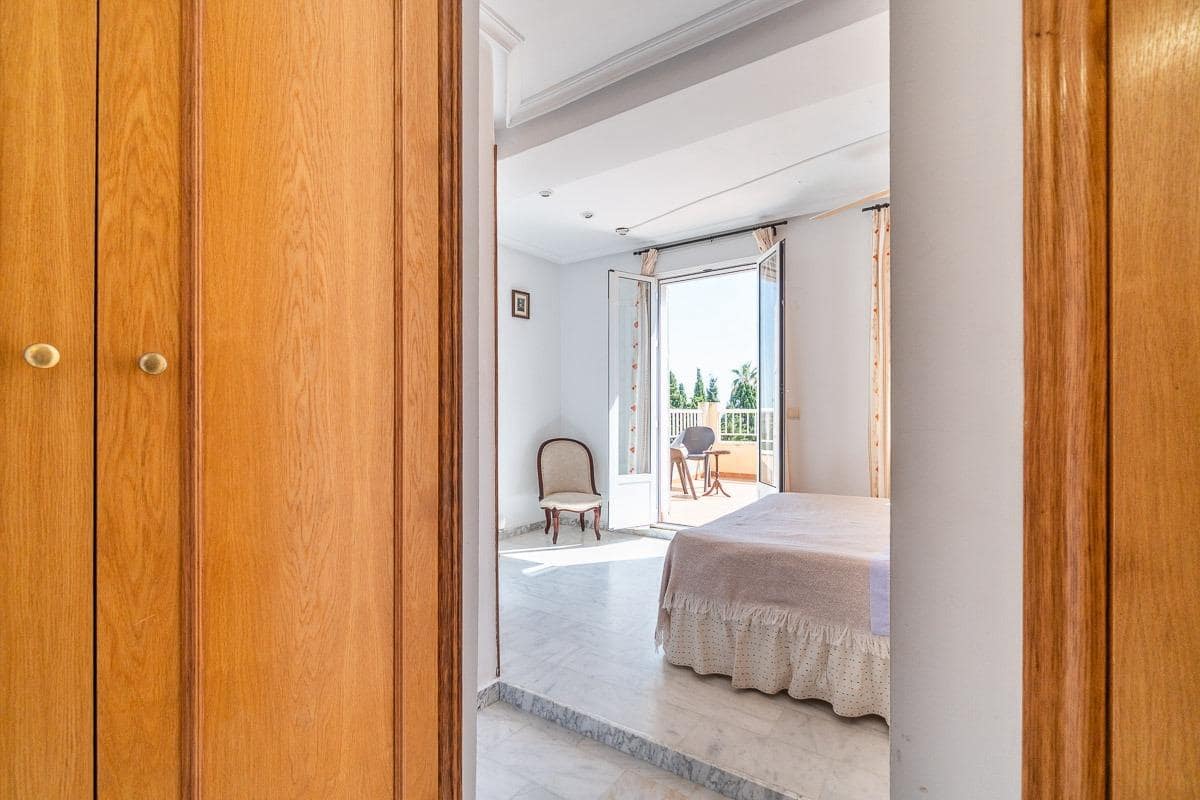 Chalet de 4 habitaciones en Torrevieja en venta con piscina garaje - 859.000 € (Ref: 9176147)