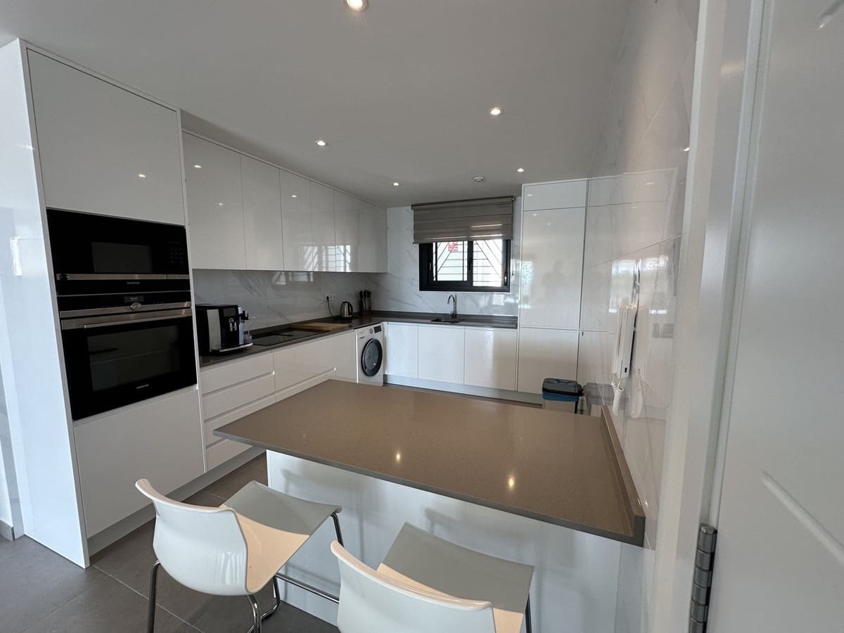 2 makuuhuone Kattohuoneisto myytävänä paikassa Villamartin mukana uima-altaan 
autotalli - 399 500 € (Ref: 9177952)