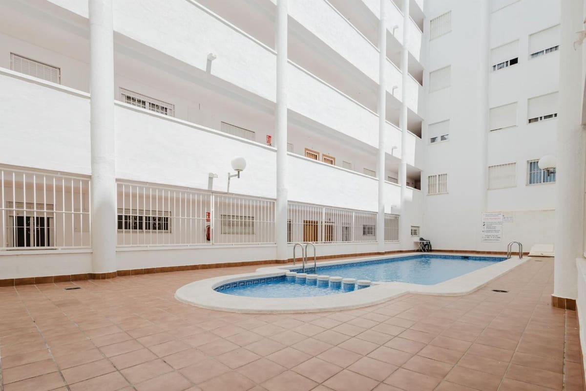 2 bedroom Penthouse for sale in Torrevieja with pool garage - € 124,000 (Ref: 9180766)