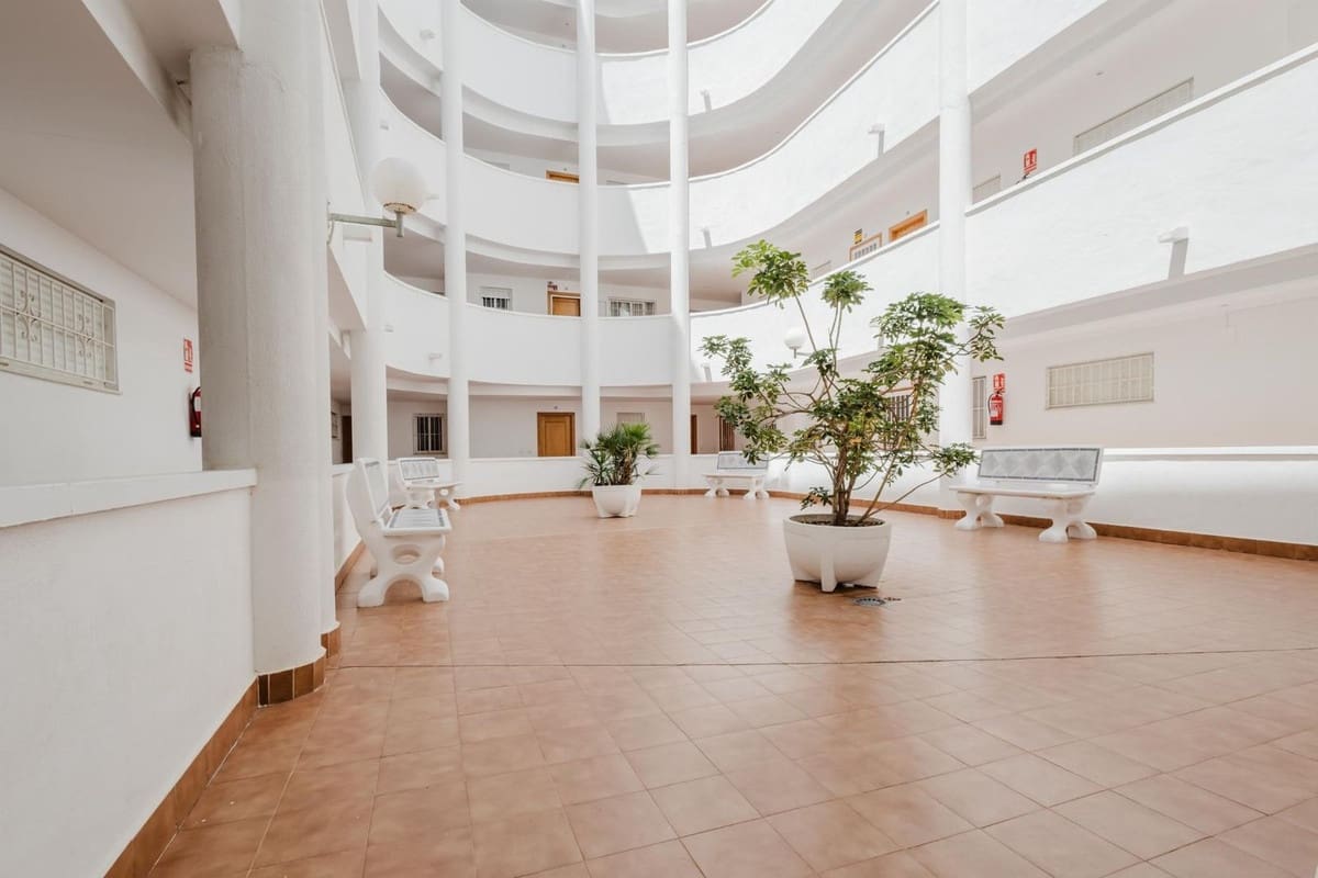 2 bedroom Penthouse for sale in Torrevieja with pool garage - € 124,000 (Ref: 9180766)