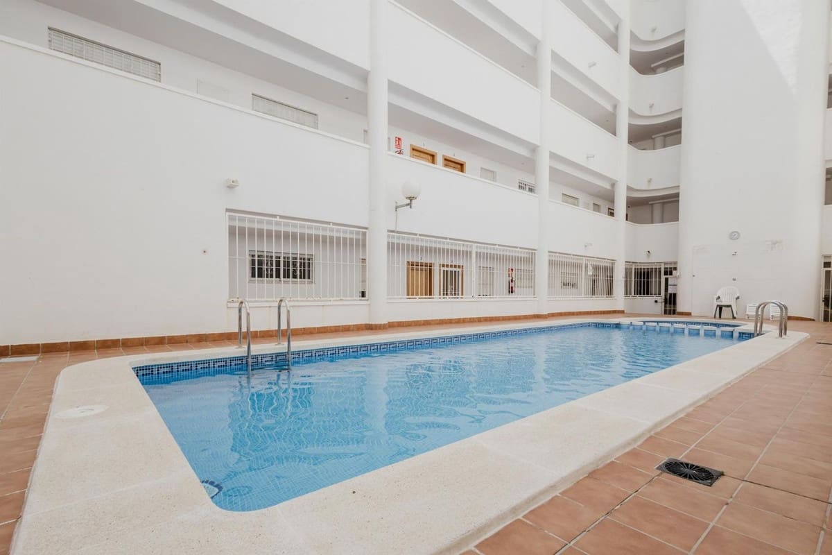 2 bedroom Penthouse for sale in Torrevieja with pool garage - € 127,000 (Ref: 9180766)