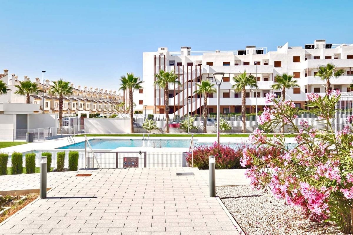 2 soveværelse Penthouse til salg i Playa Flamenca med swimmingpool - € 309.950 (Ref: 9192046)