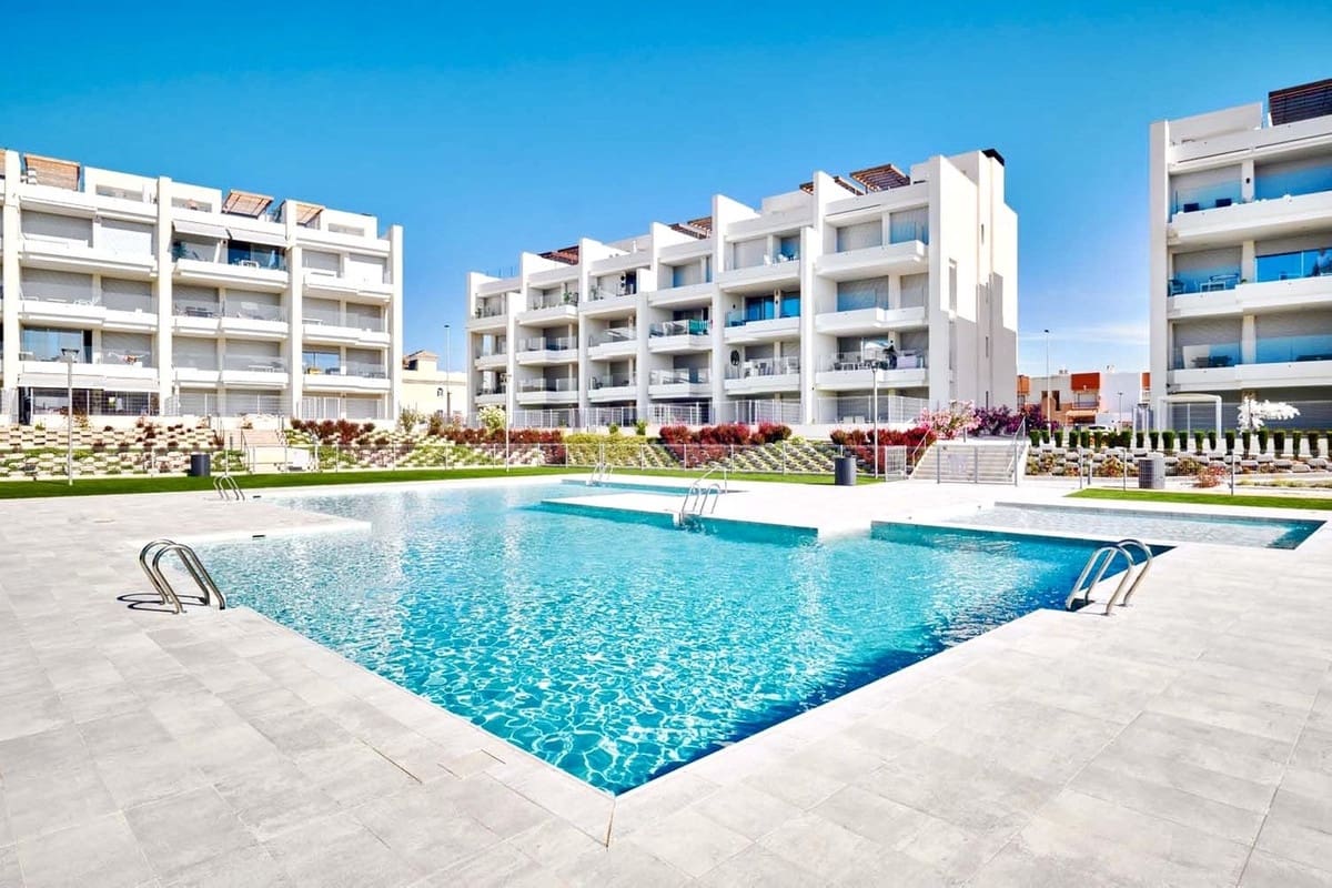 2 soveværelse Penthouse til salg i Playa Flamenca med swimmingpool - € 309.950 (Ref: 9192046)