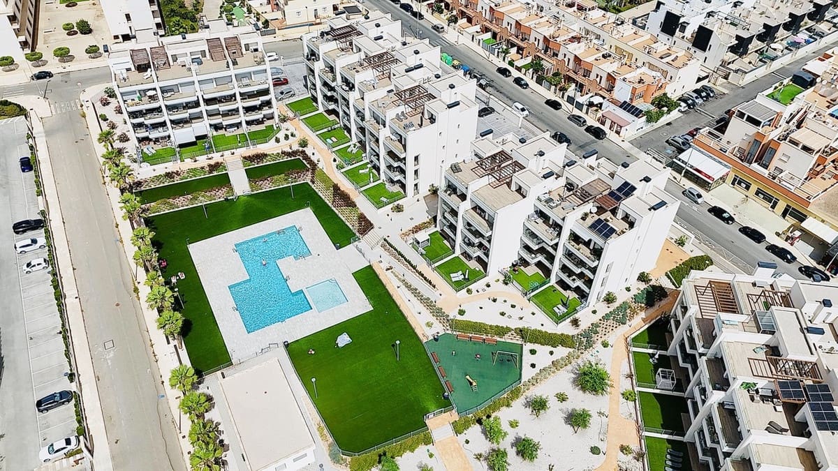 2 soveværelse Penthouse til salg i Playa Flamenca med swimmingpool - € 309.950 (Ref: 9192046)