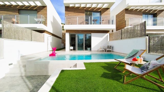 3 soverom Villa til salgs i Villamartin, Orihuela med svømmebasseng garasje - € 509 900 (Ref: 9204071)