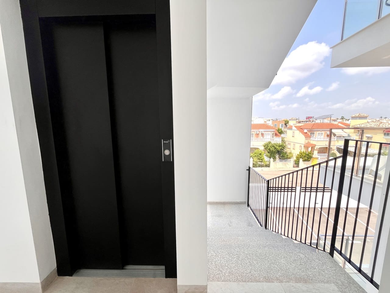 2 makuuhuone Huoneisto myytävänä paikassa La Zenia mukana uima-altaan 
autotalli - 360 000 € (Ref: 9231999)