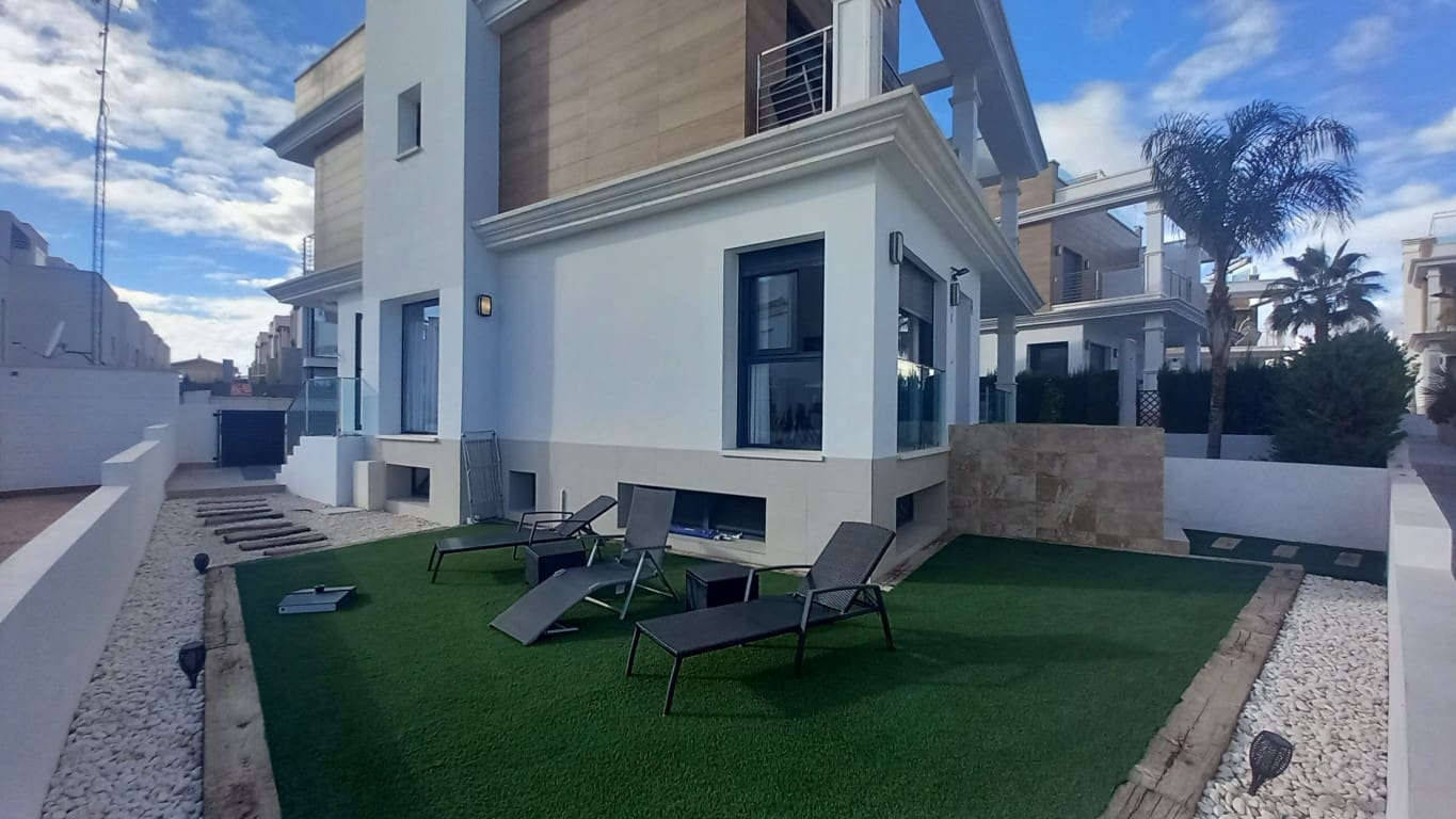 4 sypialnia Willa na sprzedaż w Ciudad Quesada z basenem - 380 000 € (Ref: 9300327)