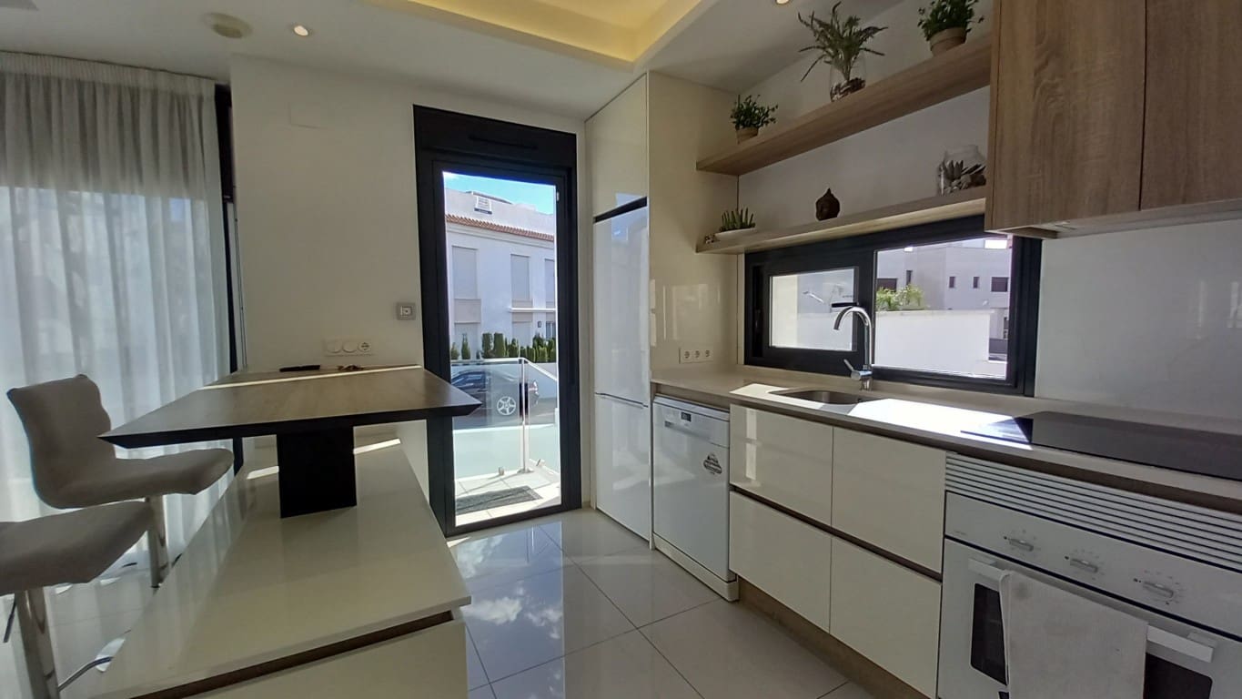 4 sypialnia Willa na sprzedaż w Ciudad Quesada z basenem - 380 000 € (Ref: 9300327)