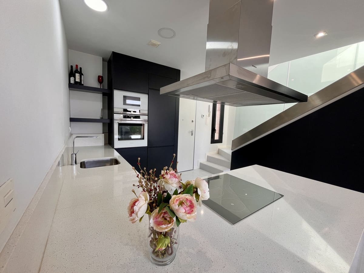 3 bedroom Villa for sale in Villamartin with garage - € 585,000 (Ref: 9337262)