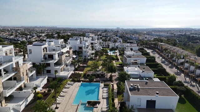 3 bedroom Villa for sale in Villamartin, Orihuela with garage - € 585,000 (Ref: 9337262)