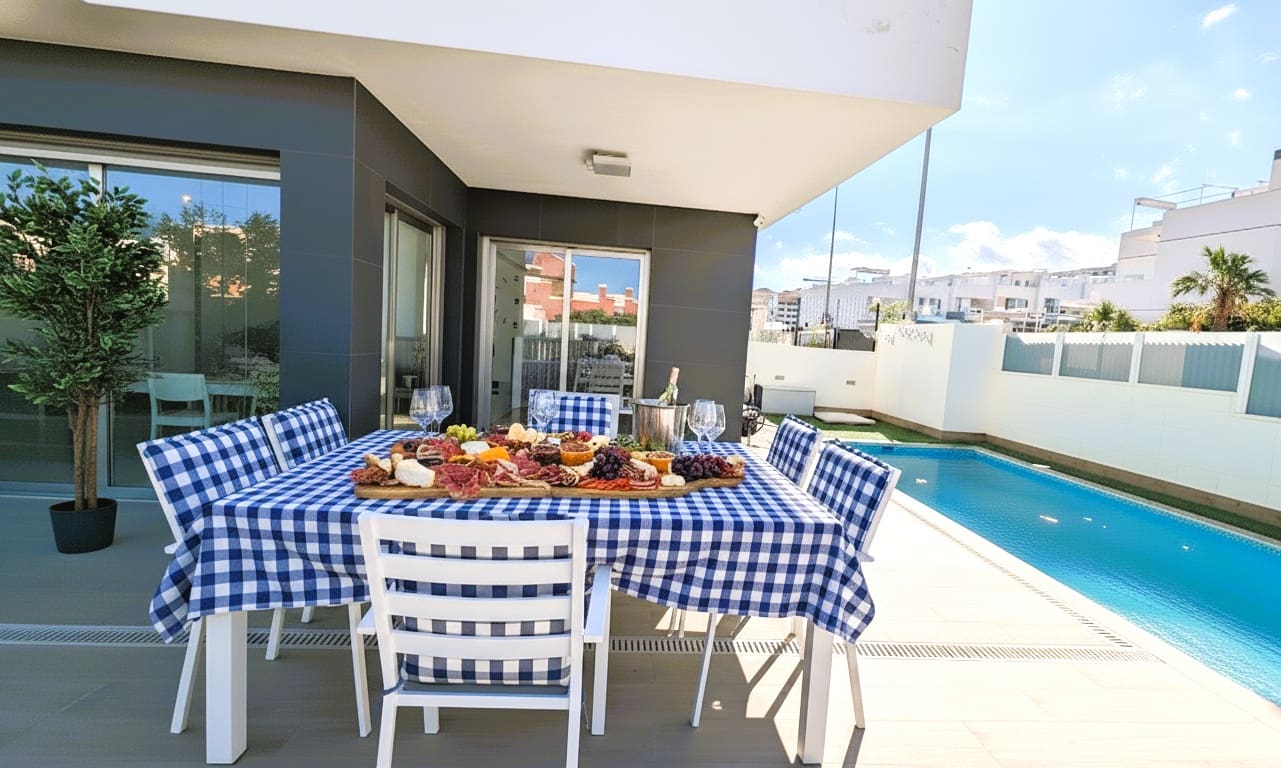 3 bedroom Villa for sale in Villamartin with pool - € 424,950 (Ref: 9358826)