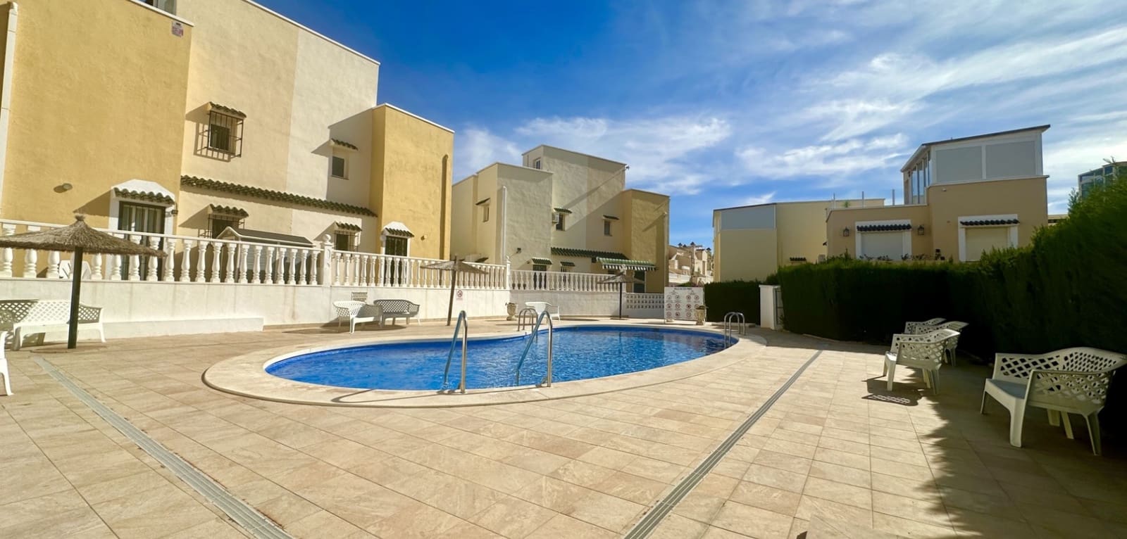 3 bedroom Townhouse for sale in Playa Flamenca with pool - € 185,000 (Ref: 9393754)
