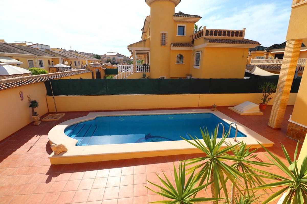 5 bedroom Villa for sale in Lo Crispin with pool - € 350,000 (Ref: 9409096)