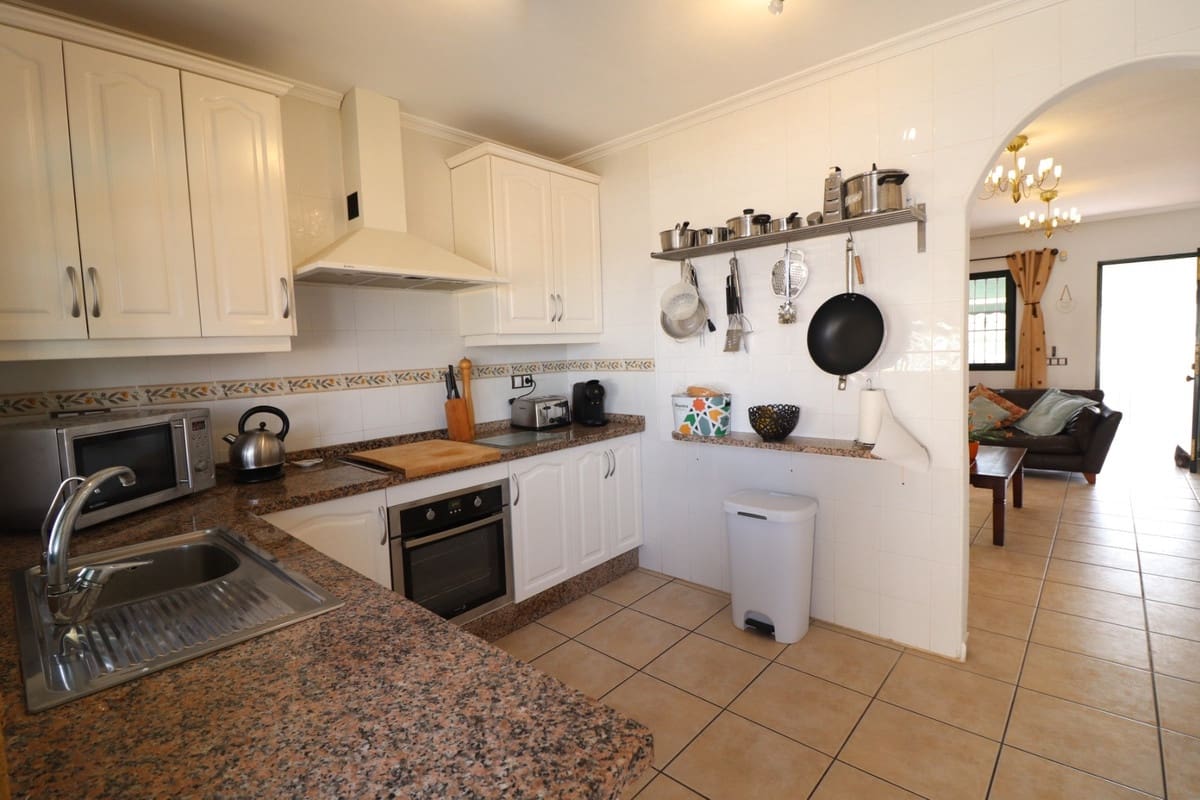 5 bedroom Villa for sale in Lo Crispin with pool - € 350,000 (Ref: 9409096)