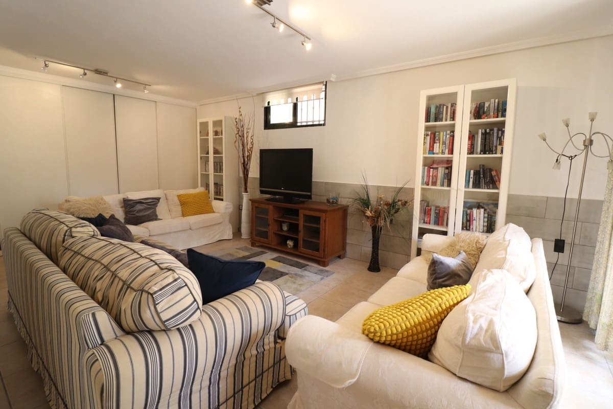 5 bedroom Villa for sale in Lo Crispin with pool - € 350,000 (Ref: 9409096)