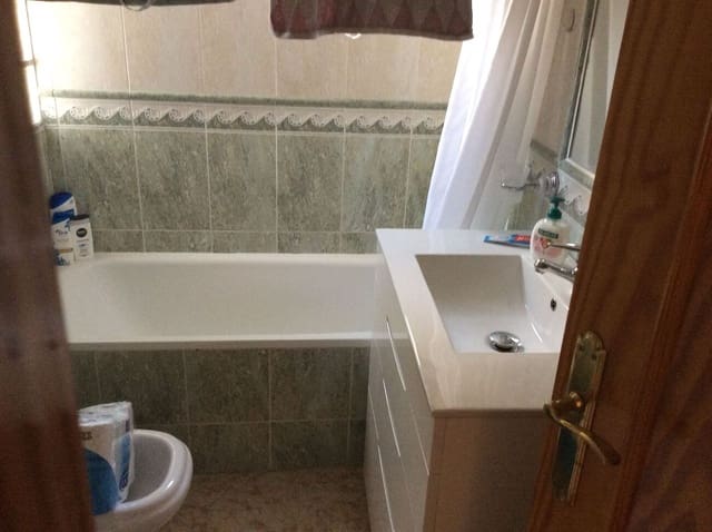 3 makuuhuone Omakotitalo myytävänä paikassa Playa Flamenca, Orihuela mukana uima-altaan 
autotalli - 199 900 € (Ref: 9425653)