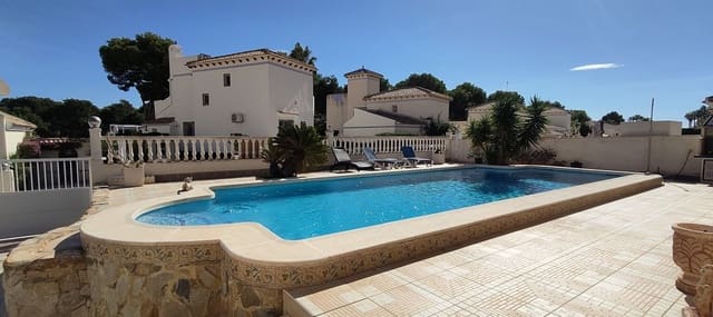 3 soverom Villa til salgs i Villamartin, Orihuela med svømmebasseng garasje - € 465 000 (Ref: 9441742)