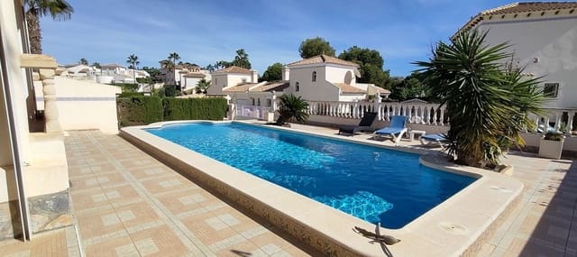 3 soverom Villa til salgs i Villamartin, Orihuela med svømmebasseng garasje - € 465 000 (Ref: 9441742)