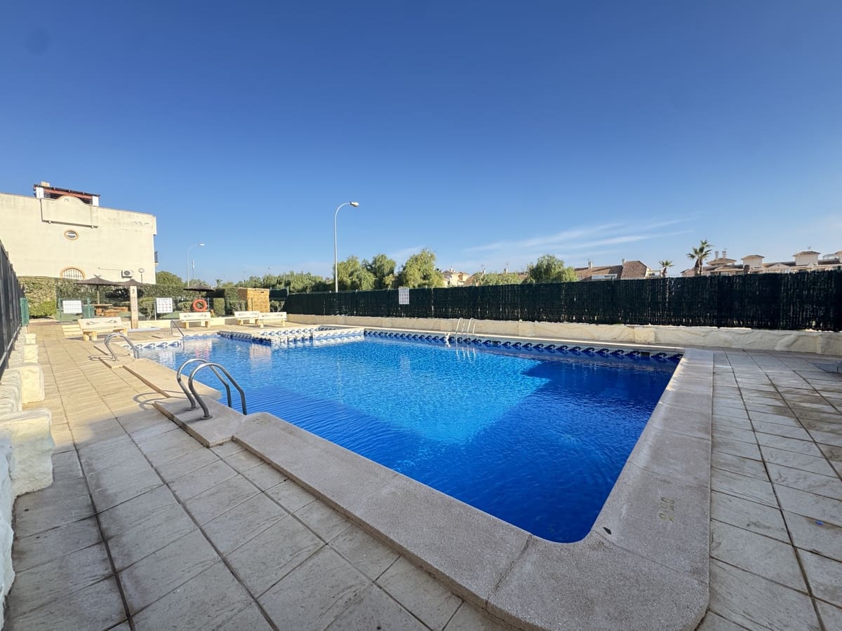 2 chambre Penthouse à vendre à Playa Flamenca avec piscine - 129 995 € (Ref: 9452483)