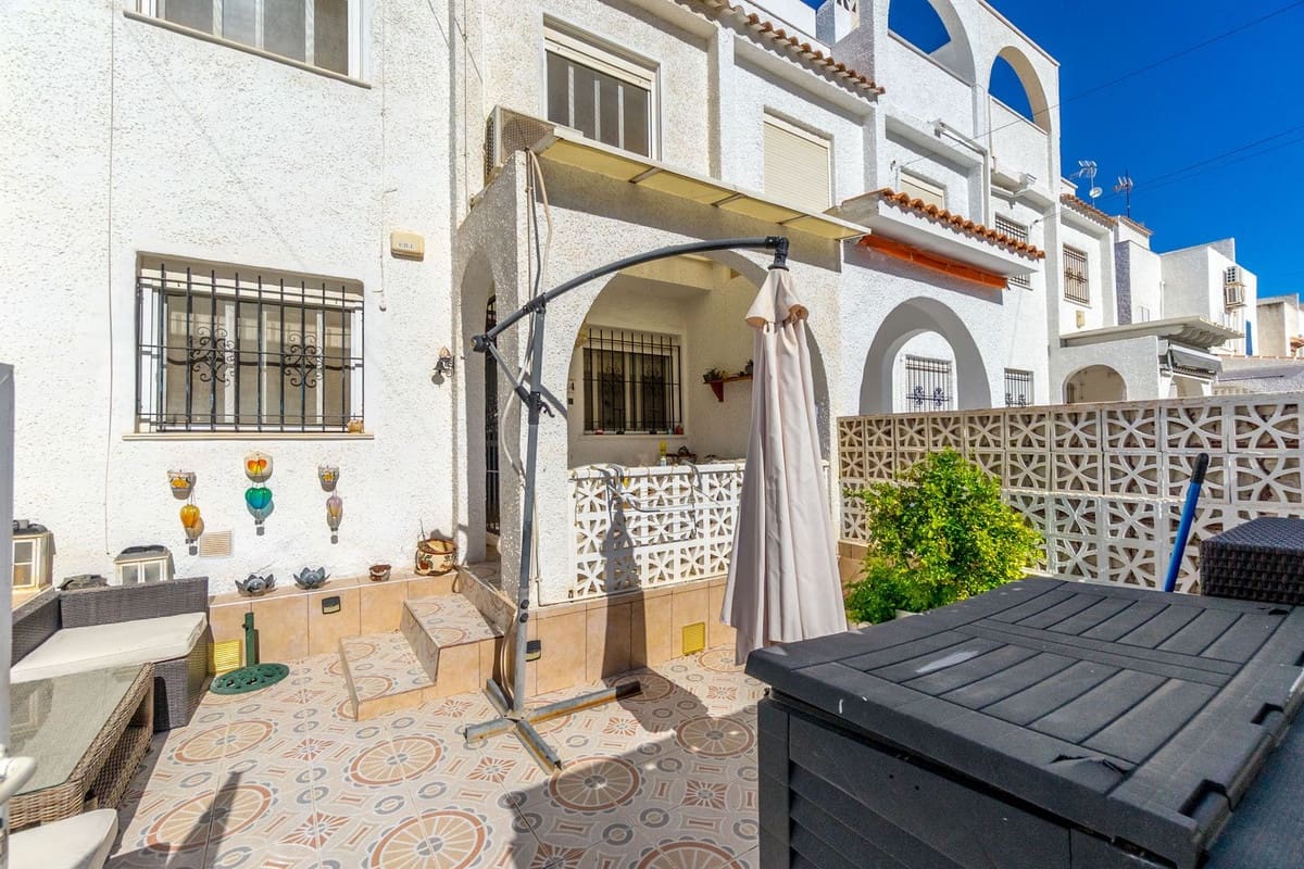 2 bedroom Townhouse for sale in Torrevieja with pool - € 153,000 (Ref: 9452869)