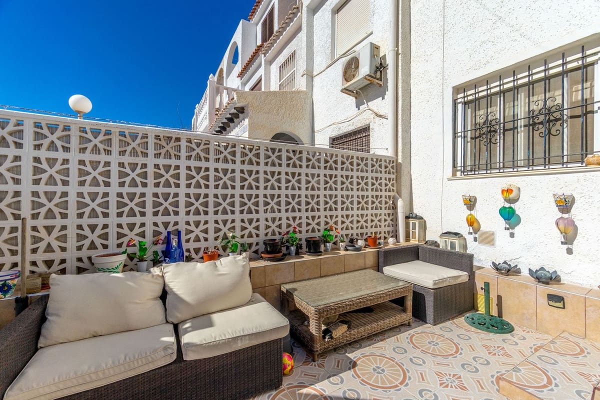 2 bedroom Townhouse for sale in Torrevieja with pool - € 153,000 (Ref: 9452869)