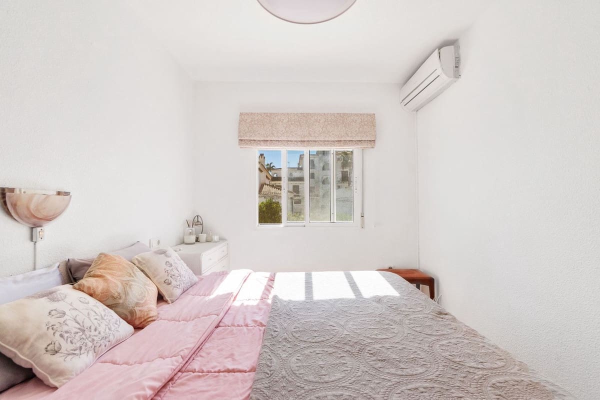 2 bedroom Townhouse for sale in Torrevieja with pool - € 153,000 (Ref: 9452869)