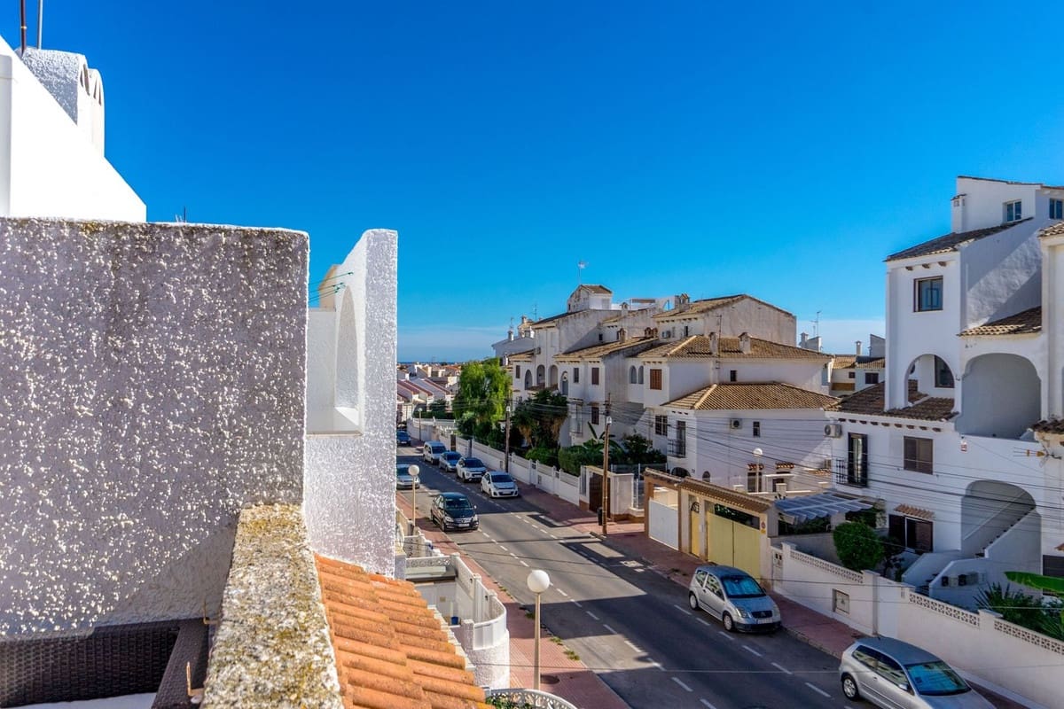 2 bedroom Townhouse for sale in Torrevieja with pool - € 153,000 (Ref: 9452869)